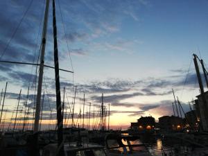 un gruppo di imbarcazioni ormeggiate in un porto turistico al tramonto di Camera al Porto Antico a Piran