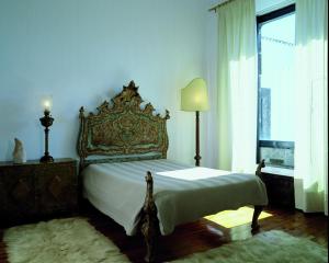 Un dormitorio con una cama grande y una ventana en Convento de São Francisco, en Vila Franca do Campo