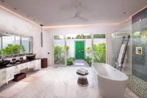 
A bathroom at Emerald Maldives Resort & Spa-Deluxe All Inclusive
