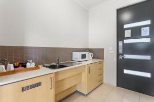 Kuchyň nebo kuchyňský kout v ubytování Quality Hotel Point Cook