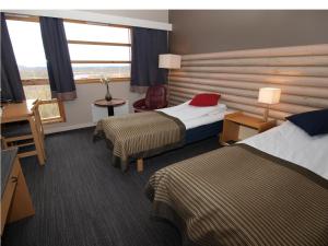 Postel nebo postele na pokoji v ubytování Lakselv Hotel