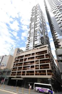 メルボルンにあるReadySet Apartments on Rose Laneの高層ビル前のバス