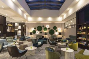 Uma área de estar em Hyatt Place Frankfurt Airport