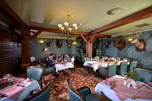 Reštaurácia alebo iné gastronomické zariadenie v ubytovaní Hotel Żubrówka Spa & Wellness