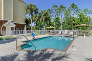 The swimming pool at or close to Quality Inn & Suites Lehigh Acres Fort Myers