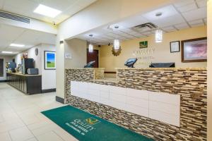 un vestíbulo de una clínica dental de calidad con mostrador de recepción en Quality Inn & Suites Sellersburg - Louisville Area, en Sellersburg 30 fotos más