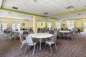 Quality Inn & Suites Lehigh Acres Fort Myers 레스토랑 또는 맛집