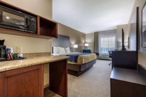 Kuchyň nebo kuchyňský kout v ubytování Comfort Inn & Suites North Little Rock McCain Mall