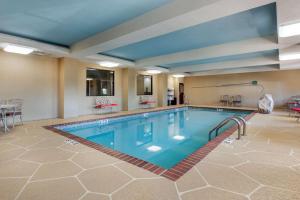 ein großer Pool in einem Hotelzimmer in der Unterkunft Comfort Inn & Suites North Little Rock McCain Mall in North Little Rock