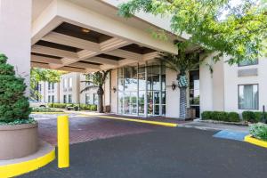 un hall d'un bâtiment avec des arbres et des piliers jaunes dans l'établissement Plaza Inn & Suites, à Hagerstown