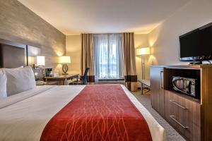 Postel nebo postele na pokoji v ubytování Comfort Inn & Suites South