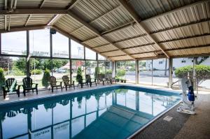 una piscina en un edificio con ventanas en Econo Lodge by Choice - Cape Cod, en West Yarmouth