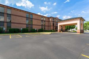 Un estacionamiento vacío frente a un edificio en Quality Inn & Suites Sellersburg - Louisville Area, en Sellersburg