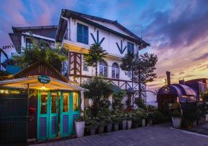 um edifício com portas coloridas em frente a um edifício em Cochrane Place Hotel em Kurseong