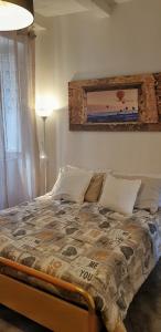 um quarto com uma cama com uma fotografia na parede em La Casa di Alberto em Bolsena