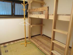 丸亀市にある丸亀 ゲストハウス ウェルかめの二段ベッド1組(はしご付)が備わる客室です。
