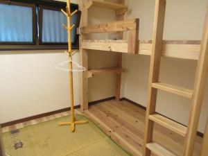 Palanda nebo palandy na pokoji v ubytování Marugame Guest house Wellkame