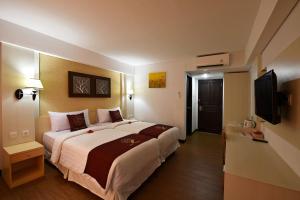Gulta vai gultas numurā naktsmītnē Puri Saron Hotel Baruna Beach Lovina