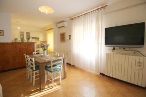 Televízia a/alebo spoločenská miestnosť v ubytovaní Apartment Agnese