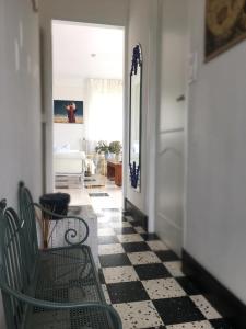 - un couloir avec un sol en damier noir et blanc dans l'établissement Villa Côte-Fleurie, à Trouville-sur-Mer