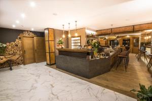 Hotel Victor في ريالب: لوبي فيه بار ومطعم