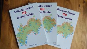 trois billets avec une carte du monde sur eux dans l'établissement Walking Pilgrimage Hotel Tokiwa Ryokan, à Ōzu