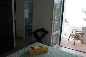 ein Schlafzimmer mit einem Bett und einem Handtuch darauf in der Unterkunft Residenza Gherly in Capo Vaticano