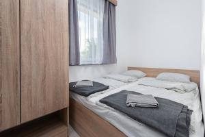Postel nebo postele na pokoji v ubytování Nowe Apartamenty Puck