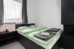 Postel nebo postele na pokoji v ubytování Nowe Apartamenty Puck
