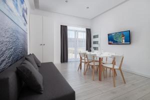 TV a/nebo společenská místnost v ubytování Nowe Apartamenty Puck