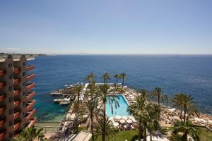Palace Bonanza Playa Resort & SPA by Olivia Hotels Collection في إِييتاس: اطلالة المنتجع على المسبح والمحيط