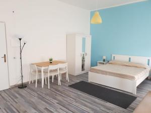 1 dormitorio con 1 cama y 1 mesa en Lipari Suite Apartament en Lipari