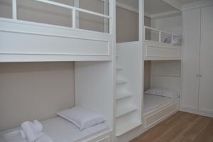 Airen Hotel Velipoje 객실 침대