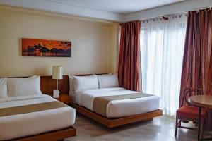 Postel nebo postele na pokoji v ubytování Crown Regency Beach Resort