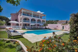 a large house with a swimming pool in a yard at Résidence Villa Romana avec spa in Propriano