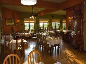 restauracja ze stołami i krzesłami w pokoju w obiekcie Hotel Kochanów w Kochanowie