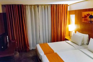 Postel nebo postele na pokoji v ubytování Crown Regency Beach Resort