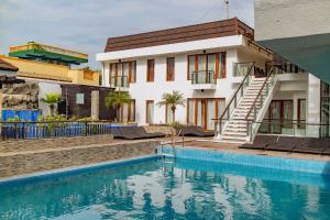 Bazén v ubytování Crown Regency Beach Resort nebo v jeho okolí
