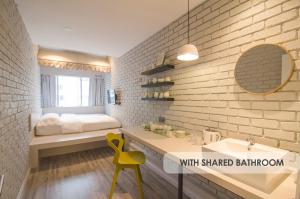 哥打京那巴鲁The Atelier Boutique Hotel的房间里有带水槽的浴室和一张床