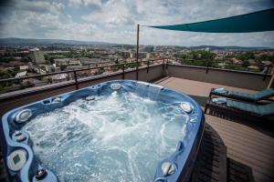 クルジュ・ナポカにあるThe Aviator Apartment - Jacuzzi & Panoramic Viewのギャラリーの写真