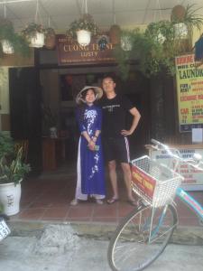 un homme et une femme debout à côté d'un vélo dans l'établissement Cuong Thinh Homestay, à Hội An 248 autres photos