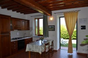 Kuchyň nebo kuchyňský kout v ubytování Agriturismo La Querce
