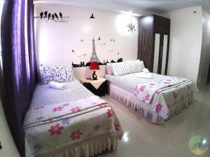 - une chambre avec 2 lits et une tour sur le mur dans l'établissement A Cozy fully furnished PRIVATE ROOM IN CONDOMINIUM unit., à Cebu