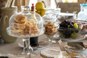 uma mesa com um prato de pastelaria num prato de vidro em Hotel Puglia Garden em Vieste