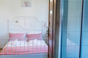 扎托尔Harmony Hostel的一间卧室配有带粉色和白色枕头的床