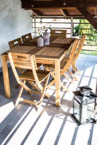 einen Holztisch und Stühle auf einer Terrasse in der Unterkunft Harmony Hostel in Zator