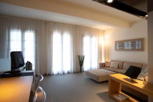 sala de estar con sofá y TV en Time To Relax La Terrazza sul Lago en Peschiera del Garda