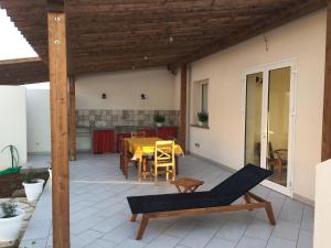 un patio con tavolo e una sala da pranzo di Casa Vigna a Favignana