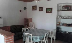 Palau-del-VidreにあるGite Mas Des Ecureuilsのリビングルーム(テーブル、椅子、ソファ付)