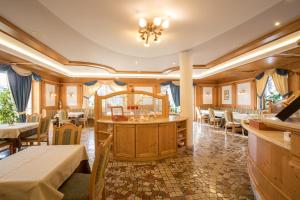 マドンナ・ディ・カンピリオにあるHotel Chalet all'Imperatoreのダイニングルーム(テーブル、椅子付)のあるレストラン